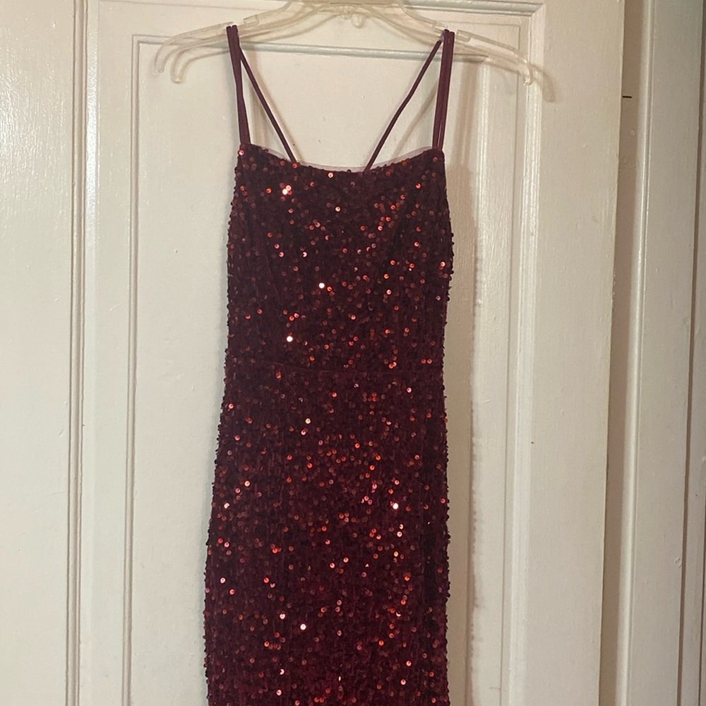 A full length burgundy, thin strips, low back with a netting. It’s not purple.
